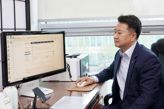 노용호 국민의힘 의원이 8일 국회 의안정보시스템에 의정활동 1호 법률 제정안인 '스마트제조혁신을 통한 중소기업 경쟁력 강화 지원에 관한 법률안'을 접수했다.<노용호 의원실 제공>